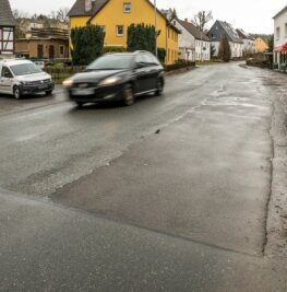 Warum der Straßenausbau in Borstendorf stockt - An dieser Stelle in der August-Bebel-Straße endet der bereits erneuerte Straßenabschnitt. Für den weiteren Ausbau fehlen Gelder. 