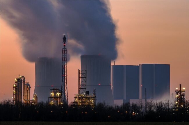 Das Braunkohlekraftwerk in Lippendorf bei Leipzig. Diese Kraftwerke tragen den Brennstoff für weniger als drei Cent pro Kilowattstunde aus der Erde, profitieren aber derzeit vom hohen Börsenpreis. 