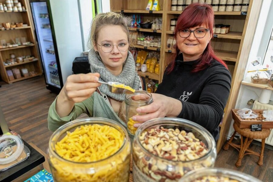 Lena Stöß (links) hat ihre "Unverpackt"-Waren an Heike Friedrich vom Auerbacher Geschäft "süß-sauer-selbstgemacht" übergeben. Müsli und Nudeln in großen Gläsern gehören zum Sortiment.