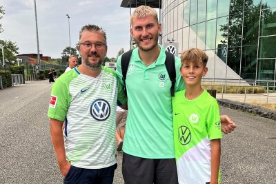 Warum der VfL Wolfsburg zwei ganz besondere Fans in der Nähe von Zwickau hat - Markus Hahn (links) und Jonas Hahn (rechts) mit Wolfsburg-Profi Stürmer Jonas Wind.