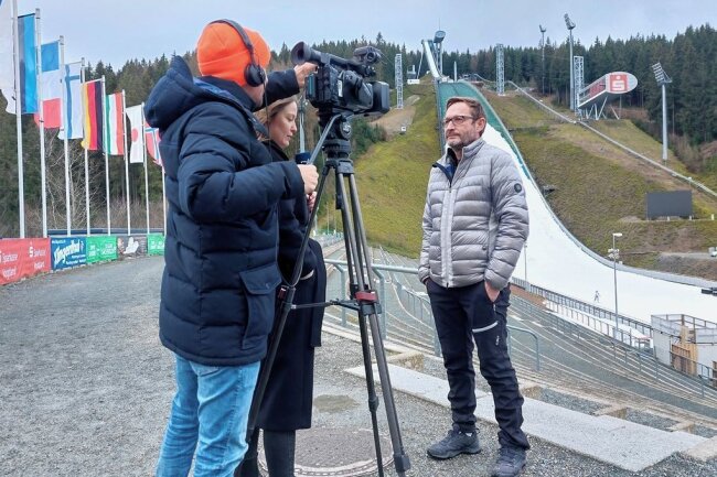 Warum der VSC Klingenthal für den Weltcup die Reißleine zieht - Alexander Ziron beim Interview mit Felicitas Hölscher für das MDR-Fernsehen.