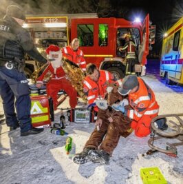 Warum der Weihnachtsmann betrunken verunglückte - Mit dieser gestellten Szene von der Versorgung des verunglückten Weihnachtsmanns hat sich die Bad Schlemaer Johanniter-Unfallhilfe am internen Fotowettbewerb der Johanniter beteiligt. 