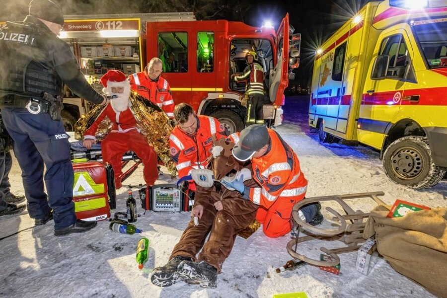Warum der Weihnachtsmann in Bad Schlema betrunken verunglückt ist - Mit dieser gestellten Szene von der Versorgung des verunglückten Weihnachtsmanns hat sich die Bad Schlemaer Johanniter-Unfallhilfe am internen Fotowettbewerb der Johanniter beteiligt. 
