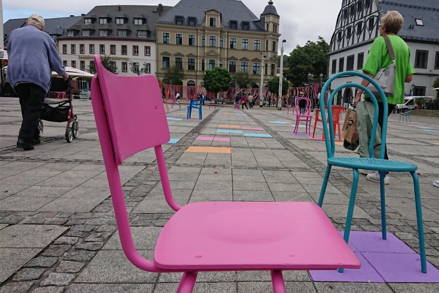 Warum der Zwickauer Hauptmarkt voller bunter Stühle ist - Insgesamt 70 Stühle geben dem Zwickauer Hauptmarkt ein neues Aussehen – und eine zusätzliche Funktion.