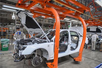 Warum deutsche Autobauer Probleme in China bekommen - Ein Arbeiter baut ein Fahrzeug am Band von FAW-Volkswagen im chinesischen Werk zusammen.
