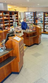 Warum die Adler-Apotheke schließen muss - Aushilfspersonal verkauft derzeit in der Adler-Apotheke - bis 1. April.