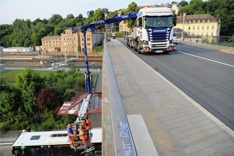 Warum die Auer Bahnhofsbrücke gesperrt war - Die Bahnhofsbrücke wurde am Dienstag überprüft. In diesem Zeitraum war die die Straße einseitig gesperrt.