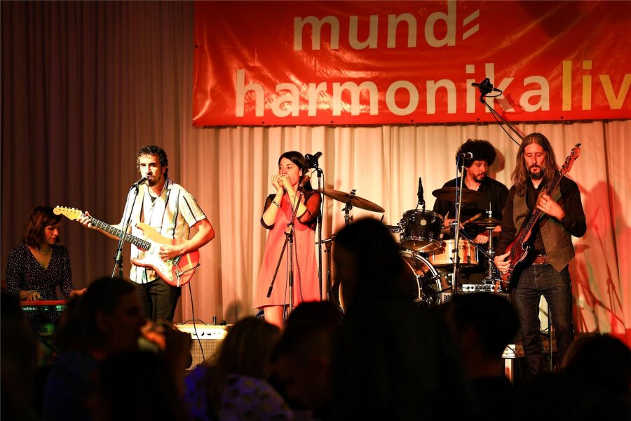Warum die Besucher von der Live-Nacht des Mundharmonika-Festivals in Klingenthal schwärmen - Xime Monzon und Band aus Argentinien unterhielten die Gäste im Zwotaer Gasthof Walfisch.