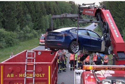 Warum die Chemnitzer Feuerwehr keine Hochvoltcontainer anschafft - Als im Sommer 2020 ein Tesla auf einer Straße nach Aue schwer verunglückte, kam ein Hochvoltcontainer zum Einsatz. Die Chemnitzer Feuerwehr will keine derartigen Behälter anschaffen. 