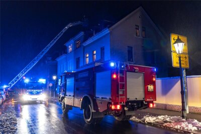 Warum die Drehleiter zum Baumarkt gerufen wird - Die Drehleiter der Geithainer Feuerwehr, hier bei einem Einsatz in Rochlitz im Januar aufgenommen, wird auch gerufen, wenn der Brandmelder im Baumarkt einen Alarm auslöst.