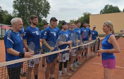 Warum die Drittliga-Handballer aus Aue in Zwickau Tennis spielen - Kristin Schirbock (r), Präsidentin des 1. TC Zwickau, begrüßt den EHV Aue in Westsachsen zu einer ungewohnten Trainingseinheit. 