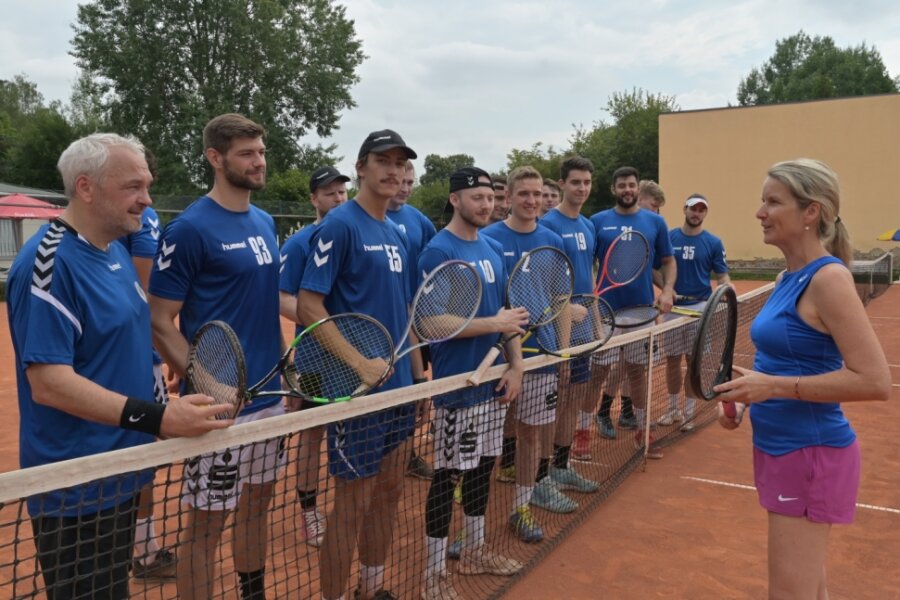 Warum die Drittliga-Handballer aus Aue in Zwickau Tennis spielen - Kristin Schirbock (r), Präsidentin des 1. TC Zwickau, begrüßt den EHV Aue in Westsachsen zu einer ungewohnten Trainingseinheit. 