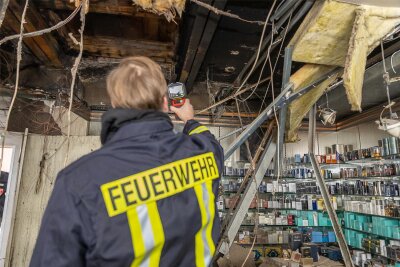 Warum die Ellefelder Feuerwehr bald eine Wärmebildkamera einsetzen kann - Ein Feuerwehrmann setzt eine Wärmebildkamera ein. Das Foto entstand nach einem Brand in Auerbach.