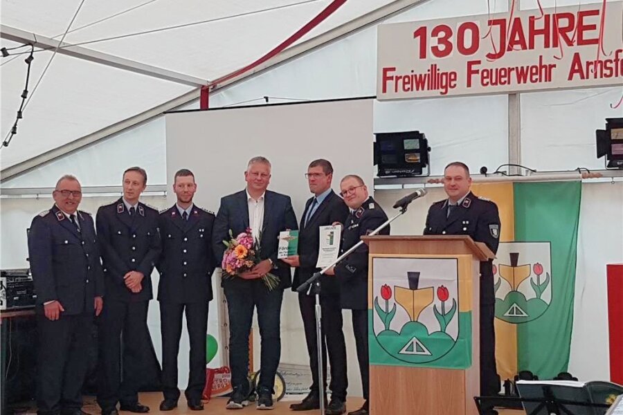 Warum die erzgebirgische Feuerwehr einen Chefarzt ehrt - Dr. med Ronny Frey (4. von links) wurde in Arnsfeld von den Feuerwehrkameraden geehrt.