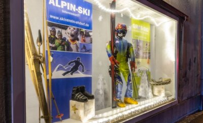 Warum die Fenster in Ehrenfriedersdorf leer stehender Läden des Nachts erstrahlen - In der Bergstadt wird nicht nur im Winter Ski gefahren. Grasski spielt in Ehrenfriedersdorf ebenso eine wichtige Rolle.