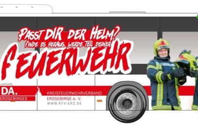 Warum die Feuerwehr auf Busse abfährt - "Passt Dir der Helm?" Mit diesem Slogan will der Kreisfeuerwehrverband auf vier Bussen künftig für das Ehrenamt im Erzgebirgskreis werben. 