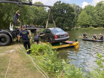 Ein ungewöhnlicher Einsatz für die Feuerwehr - ein Auto wird zu Wasser gelassen.