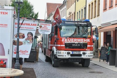 Warum die Feuerwehr und Karnevalisten auf dem Bergstadtfest in Freiberg unterwegs sind - Die Feuerwehr Freiberg war am Donnerstag auf Kontrollfahrt durch die Freiberger Innenstadt.
