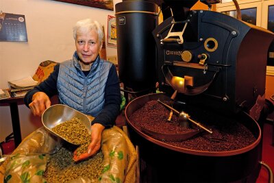 Warum die „Kaffeefee“ aus Wüstenbrand nicht mehr so heißen darf - Die frühere „Kaffeefee“ Steffi Kujawski verarbeitet mit ihrer Röstmaschine Kaffeespezialitäten, die sie direkt bei Kleinbauern einkauft.