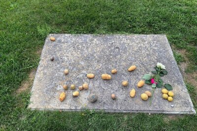 Warum die Kartoffeln auf der Grabplatte von Friedrich II. ein großer historischer Irrtum sind - Grabschmuck. 