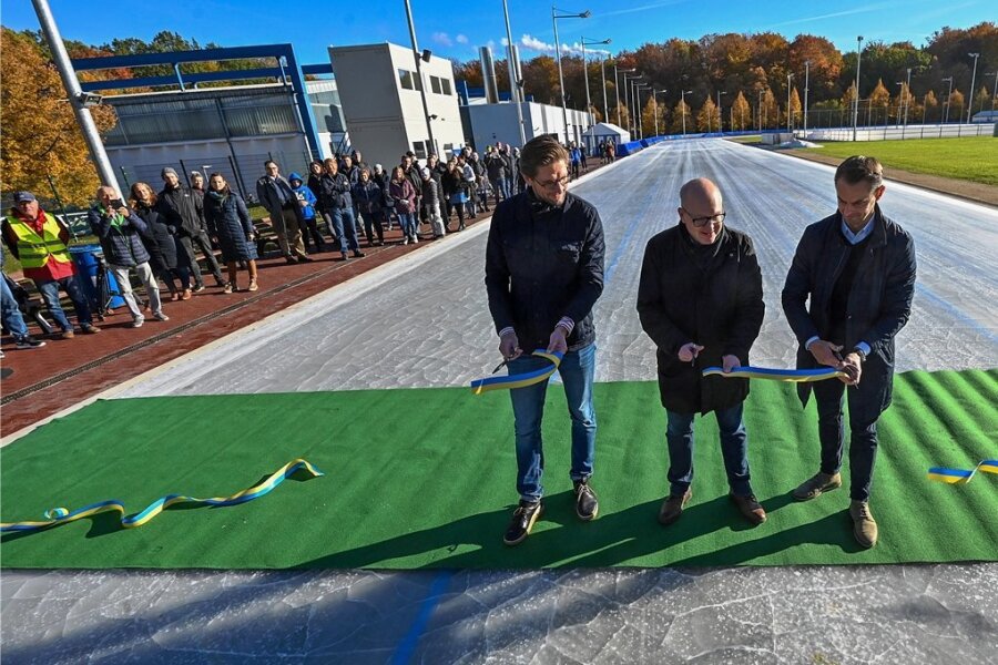 Der Eissportkomplex im Küchwald hat seit Sonntag ein neues Eisoval. Die 400-Meter-Bahn wurde von Marcel Brandt, Vizepräsident des Eisschnelllaufclubs, Oberbürgermeister Sven Schulze und Sascha Brandt, Geschäftsführer der Eissport- und Freizeit-Gesellschaft (von links), eröffnet. 