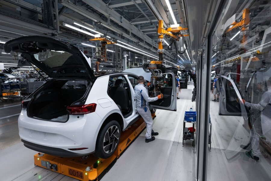 Warum die ostdeutsche Autoindustrie gegen Strafzölle auf E-Autos ist - Ein Modell der neuen Generation des ID.3 wird im Werk von Volkswagen in Zwickau montiert.