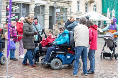 Warum die Plauener Altstadt für Fußgänger und Rollstuhlfahrer ein gefährliches Pflaster ist - Mandy Rauh und Sven König sind im Rollstuhl unterwegs. Eigentlich bietet der Altmarkt viel Platz. Aufpassen müssen dort Fußgänger dennoch. Blitzschnell kann ein Auto auftauchen.