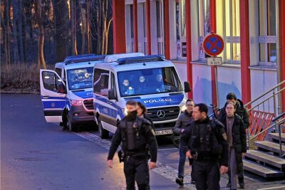 Warum die Polizei ihre Präsenz bei Eispiraten-Heimspielen verstärkt - Die Polizeifahrzeuge standen am Sonntag vor dem Kunsteisstadion und an der Waldstraße in Crimmitschau. 