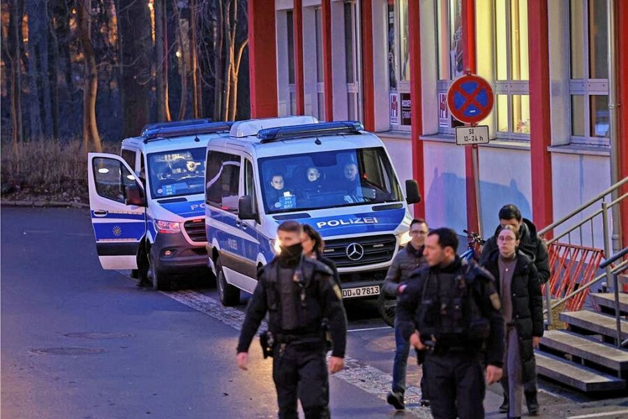 Warum die Polizei ihre Präsenz bei Eispiraten-Heimspielen verstärkt - Die Polizeifahrzeuge standen am Sonntag vor dem Kunsteisstadion und an der Waldstraße in Crimmitschau. 