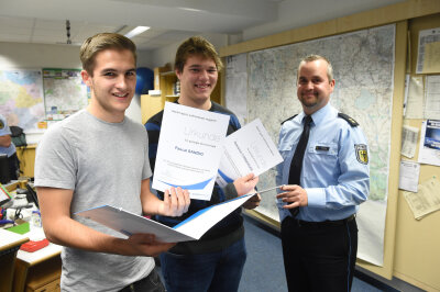 Warum die Polizei zwei 16-Jährige ehrt - Pascal Sandig (links) und Sebastian Forberger (Mitte) wurden am MIttwochabend von Polizeioberrat Stefan Körting geehrt.