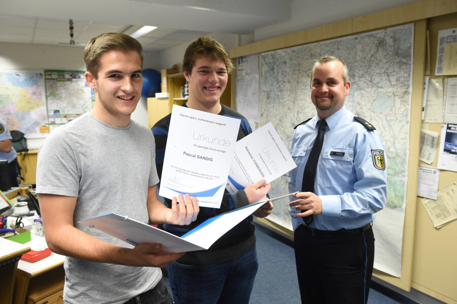 Warum die Polizei zwei 16-Jährige ehrt - Pascal Sandig (links) und Sebastian Forberger (Mitte) wurden am MIttwochabend von Polizeioberrat Stefan Körting geehrt.
