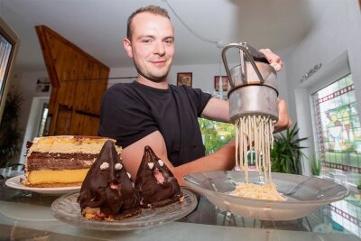 Warum die "Schlumpfeisdiele" in Plauen legendär ist - Im Plauener Ortsteil Reusa bietet Alexander Feitisch hausgemachtes Spaghettieis und seine Eisschlümpfe an.