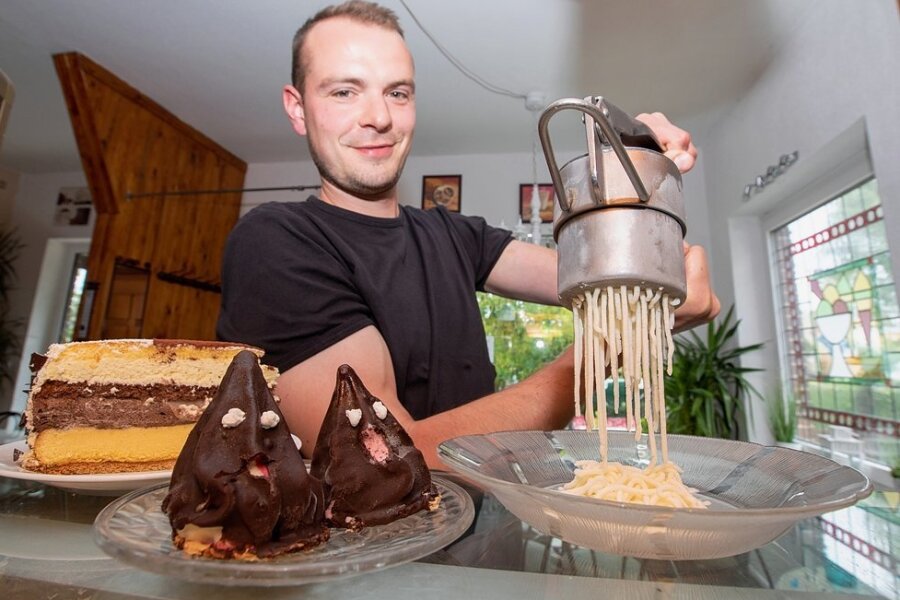 Warum die "Schlumpfeisdiele" in Plauen legendär ist - Im Plauener Ortsteil Reusa bietet Alexander Feitisch hausgemachtes Spaghettieis und seine Eisschlümpfe an.