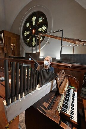 Bevor die Orgel restauriert werden kann, musste sie Orgelbauer Ekkehart Groß auseinandernehmen. Im November soll das Instrument wieder in der St.-Joseph-Kirche auf dem Sonnenberg erklingen. 