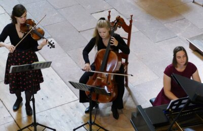 Warum die Sommermusik viele Gäste hat - Nicht nur Lisa Kuhnert (Violine), Alma Stolte (Violoncello) und Kristin Kaufmann (Klavier/von links) begeisterten das Publikum.