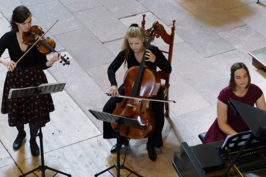 Warum die Sommermusik viele Gäste hat - Nicht nur Lisa Kuhnert (Violine), Alma Stolte (Violoncello) und Kristin Kaufmann (Klavier/von links) begeisterten das Publikum.