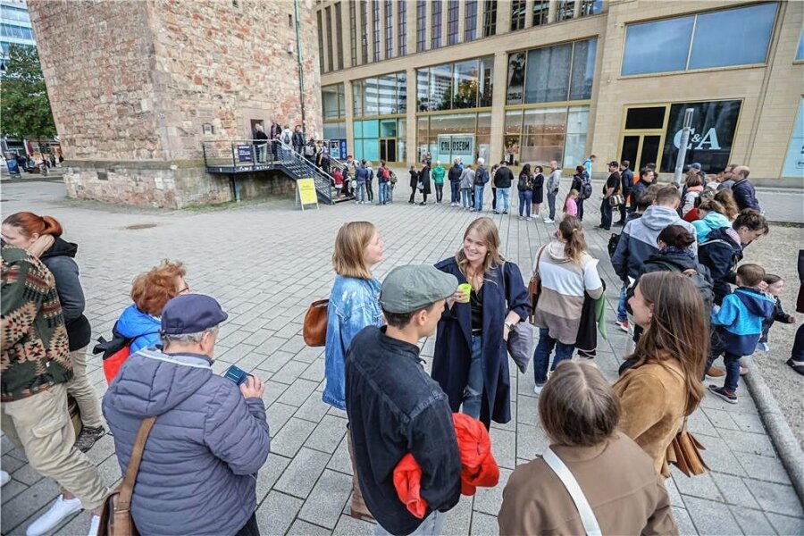 Warum die Stadt Chemnitz keine Online-Tickets anbietet - Museumsnacht 2023: An vielen Orten, wie hier vor dem Roten Turm, hatten sich Besucherschlangen gebildet. Dort, weil nicht so viele Besucher auf einmal in den Turm dürfen. An anderen Orten, weil Gäste noch Karten kauften. 