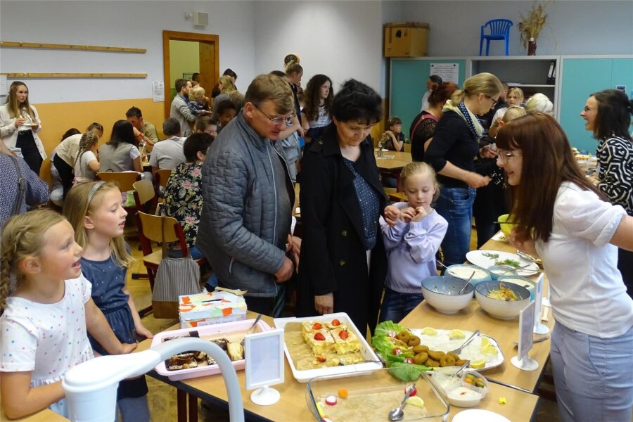Warum die Stadt Rodewisch ihr Kinderfest absagte, die Grundschule aber trotzdem feierte - Welche Speisen die 60 Schüler aus anderen Herkunftsländern gern essen, das konnte zum Schulfest am internationalen Buffet ausprobiert werden.