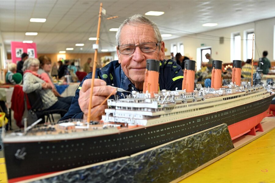 Warum die „Titanic“ für ein Wochenende in Reinsberg ankert - Hobbymesse in Reinsberg. Ulf Krause aus Freiberg ist Großreeder: Auch die Titanic gehört zu seiner Modellflotte.
