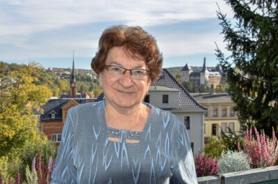 Warum diese 95-Jährige seit 75 Jahren Mitglied der CDU ist - Emmi Labisch auf dem Balkon ihrer neuen Wohnung in Mylau. Die Burg und die Stadtkirche hat sie von dort aus im Blick. 
