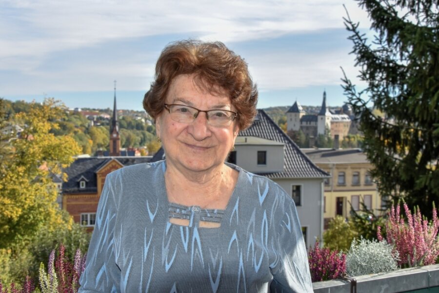Warum diese 95-Jährige seit 75 Jahren Mitglied der CDU ist - Emmi Labisch auf dem Balkon ihrer neuen Wohnung in Mylau. Die Burg und die Stadtkirche hat sie von dort aus im Blick. 