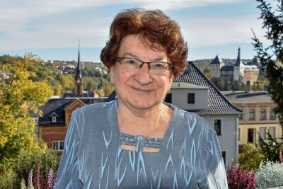 Warum diese 95-jährige Vogtländerin seit einem dreiviertel Jahrhundert Mitglied der CDU ist - Emmi Labisch auf dem Balkon ihrer neuen Wohnung in Mylau. Die Burg und die Stadtkirche hat sie von dort aus im Blick. 