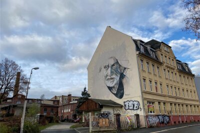 Warum dieses bekannte Haus im Plauener Stadtteil Haselbrunn einen neuen Eigentümer sucht - Das Gebäude Hans-Sachs-Straße 49 sucht einen neuen Eigentümer. Die Giebelkunst stammt von der Ibug 2015.