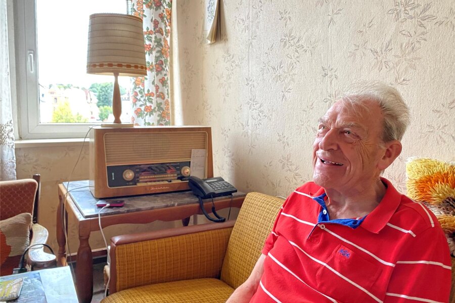 Warum ein 84-Jähriger seit Jahrzehnten für eine Wohnung in Netzschkau Miete zahlt – für drei Wochen im Jahr - Eberhard Frank im Wohnzimmer seiner Netzschkauer Wohnung, die glatt als Museum durchgehen könnte. Inclusive Röhrenradio und DDR-Sofa. In diesem Zimmer stand Eberhard Frank als kleiner Junge und sah, wie der Großvater abgeholt wurde.