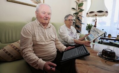 Warum ein 90-Jähriger die Zeitung jetzt digital liest - Bei den Egermanns wird Zeitung unterschiedlich gelesen: Egon nutzt per Tablet das Digitalabo, Ehefrau Erika die gedruckte Ausgabe. 