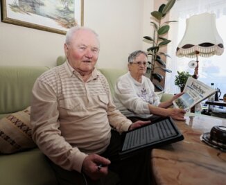 Warum ein 90-Jähriger die Zeitung jetzt digital liest - Bei den Egermanns wird Zeitung unterschiedlich gelesen: Egon nutzt per Tablet das Digitalabo, Ehefrau Erika die gedruckte Ausgabe. 