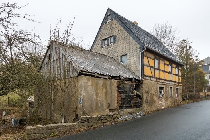Warum ein altes Haus in Borstendorf Fotografen anlockt - So sieht das Gebäude in der August-Bebel-Straße in Borstendorf aus. Im Haus selbst sind noch Reste einer Modelleisenbahn zu sehen. Der Besitzer ist mittlerweile verstorben. 