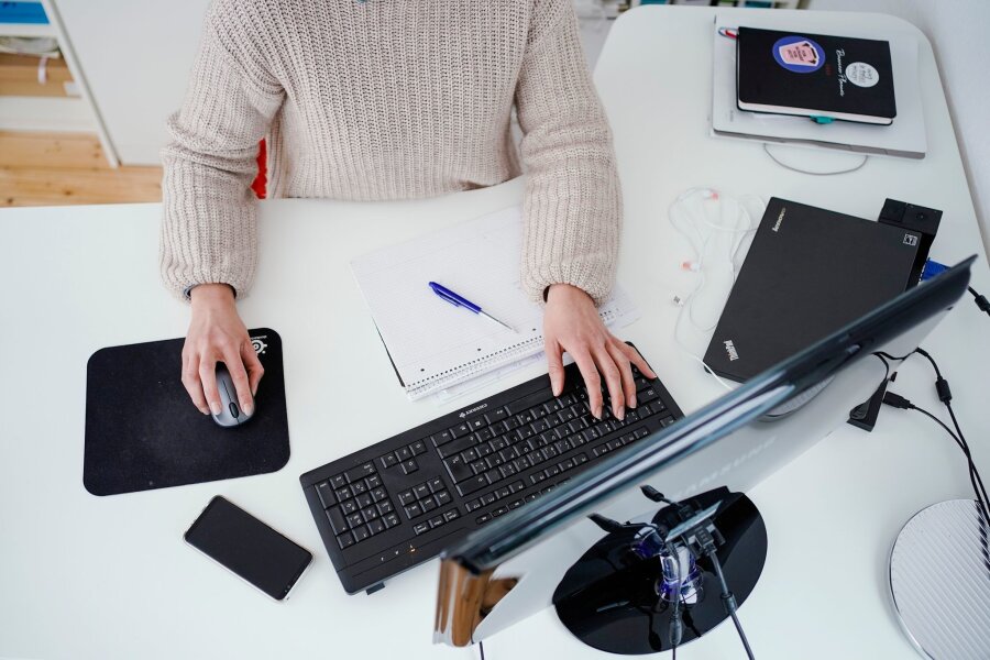 Warum ein aufgeräumter Schreibtisch das Stresslevel senkt - Alles an seinem Platz - und nicht zu viel: Ein ordentlicher Schreibtisch hilft dabei, konzentrierter zu arbeiten.
