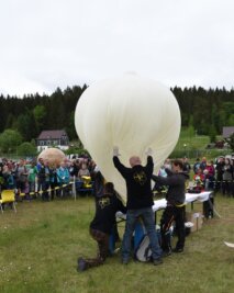 Warum ein Ballon bis an die Grenze zum Weltall fliegt - Der Start des Stratosphärenballons wird vorbereitet. 