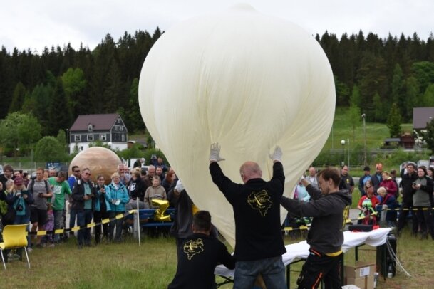 Warum ein Ballon in Richtung Weltraum fliegt - Der Start des Stratosphärenballons wird vorbereitet. 